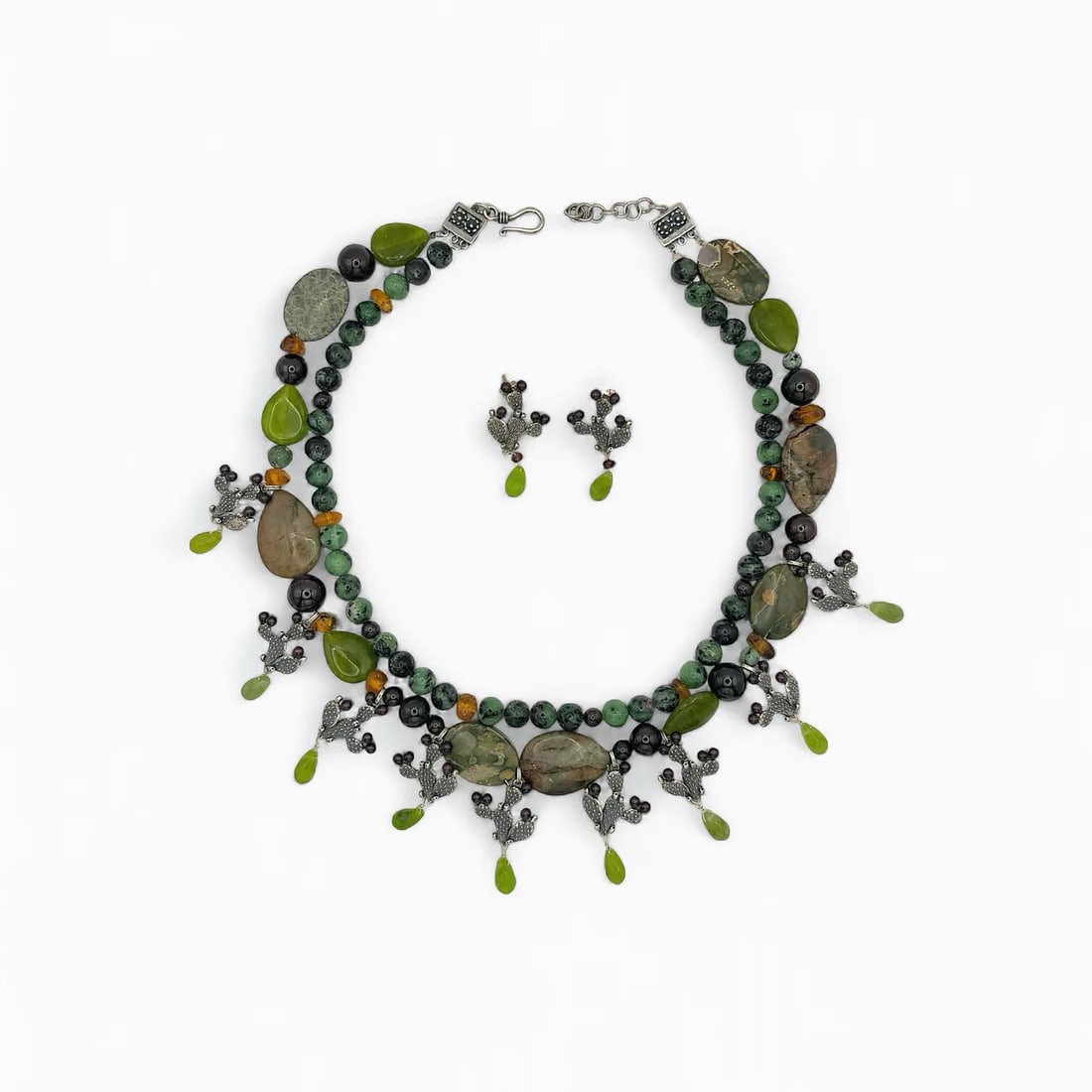 "Desert Bloom Nopal" Jadeite Necklace & Earring Jewelry Set: A celebration of Mexico’s natural beauty and enduring symbolism, the Desert Bloom Nopal Jewelry Set by Oro de Monte Albán pairs elegance with heritage. The necklace features a striking arrangement 