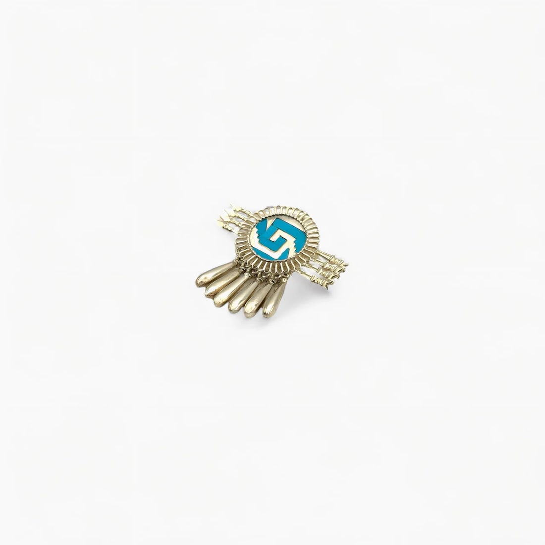"Guardian Crest" Turquoise Jewelry Brooche: Small in scale but rich in symbolism, the Guardian Crest Pin by Oro de Monte Albán reimagines the iconic chimalli—Aztec shield—as a wearable emblem of heritage. At its center, a turquoise-inlaid 