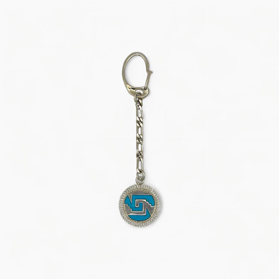 "Chimalli" Turquoise Keychain: A refined tribute to pre-Columbian design, the Chimalli Keychain by Oro de Monte Albán transforms an everyday object into a symbol of heritage and transforms a daily object into a piece of cultural e