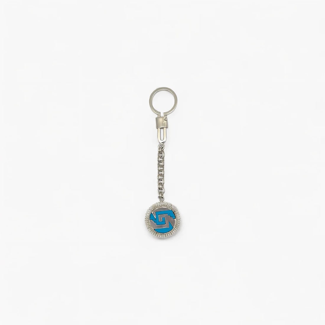 "Chimalli Emblem" Turquoise Keychain: A refined tribute to pre-Columbian design, the Chimalli Emblem Keychain by Oro de Monte Albán transforms an everyday object into a symbol of heritage and transforms a daily object into a piece of cul