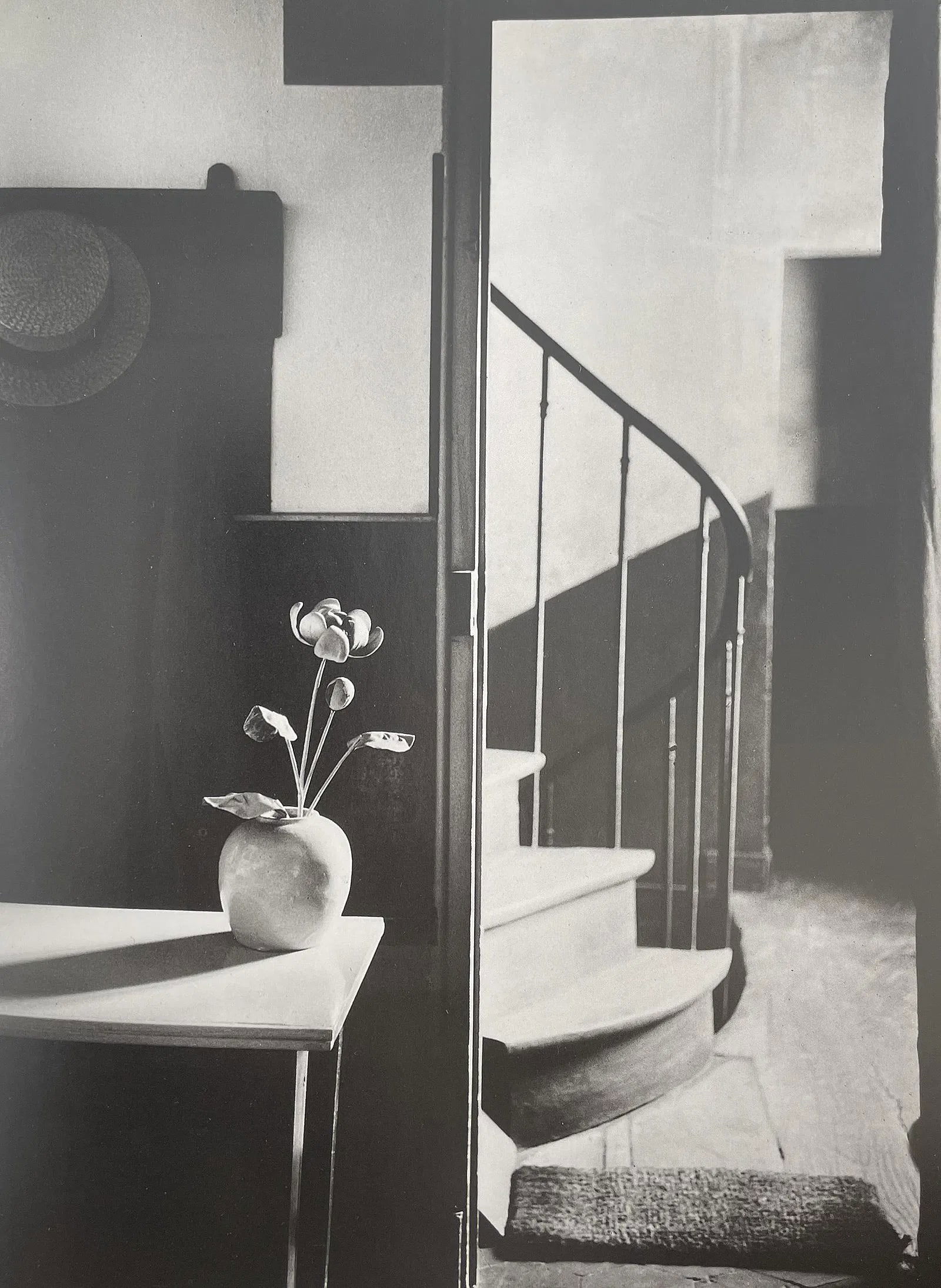 Andre Kertesz - Bei Mondrain, Paris 1926: Andre Kertesz - Bei Mondrain, Paris 1926. Medium: Photo Litho. Measures: 8 x 10 inches, mounted to foamboard.