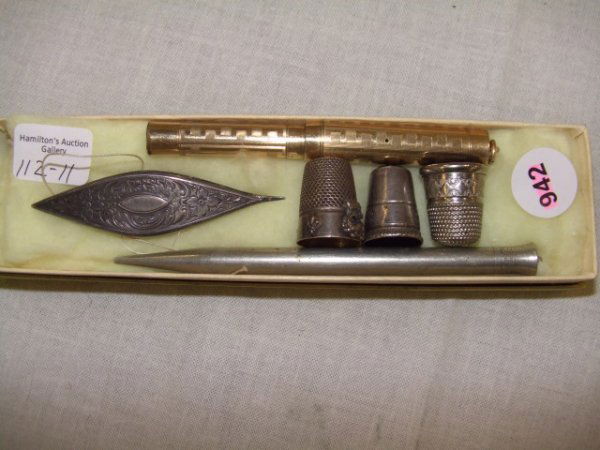 collection of victorian thimbles , sterling?: collection of victorian thimbles , sterling? 2pc pen, and sterling string holder cond. good