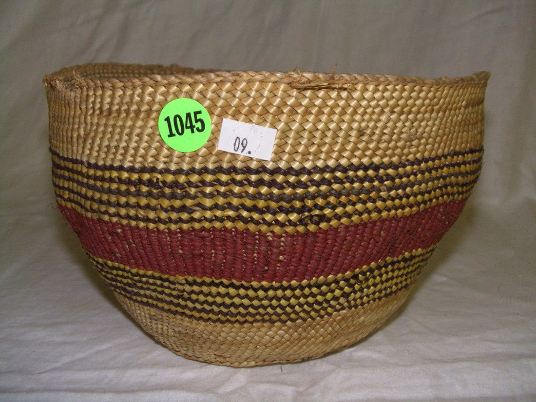 large vintage Native American basket hand woven: large vintage Native American basket hand woven