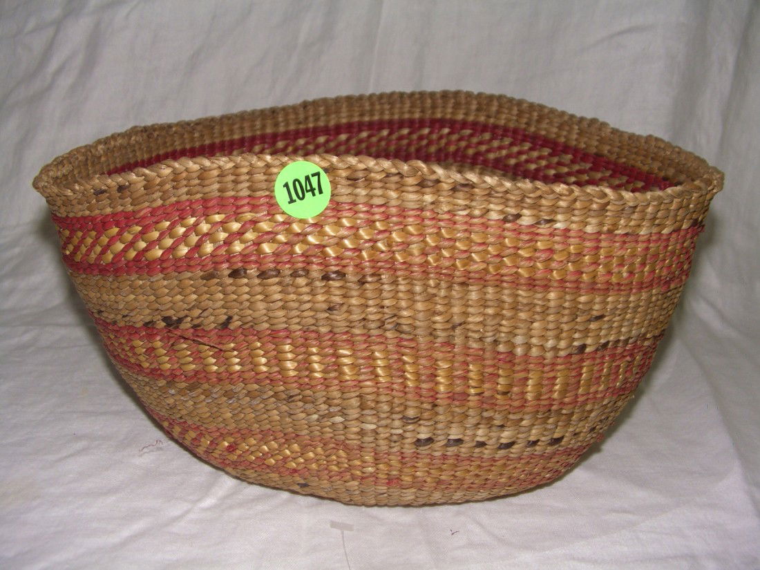 large vintage Native American basket hand woven: large vintage Native American basket hand woven