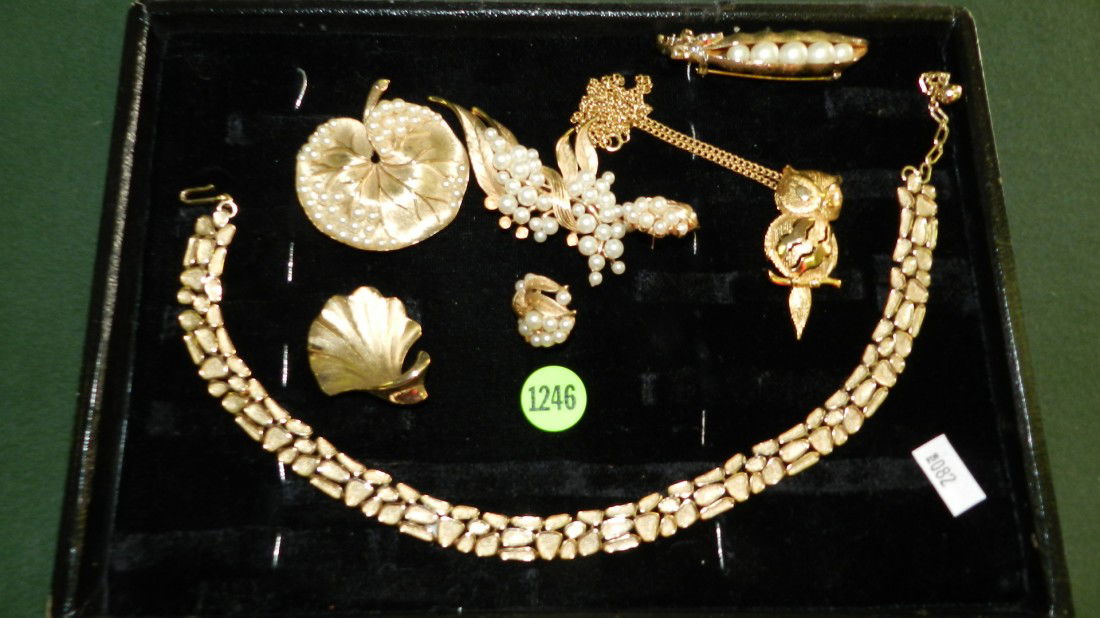 tray of vintgae estate jewelry trifari (no tray): tray of vintgae estate jewelry trifari (no tray)