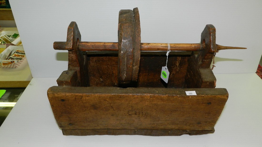 antique (Primitive) wooden yard holder: antique (Primitive) wooden yard holder