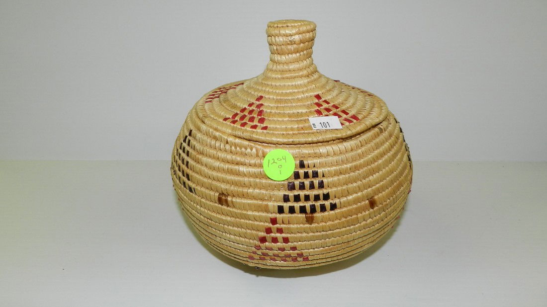 Native American handmade Eskimo Basket with lid: Native American handmade Eskimo Basket with lid