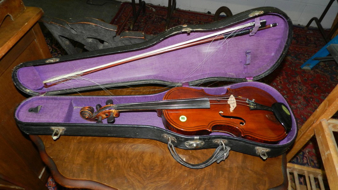vintage violin in case: vintage violin in case