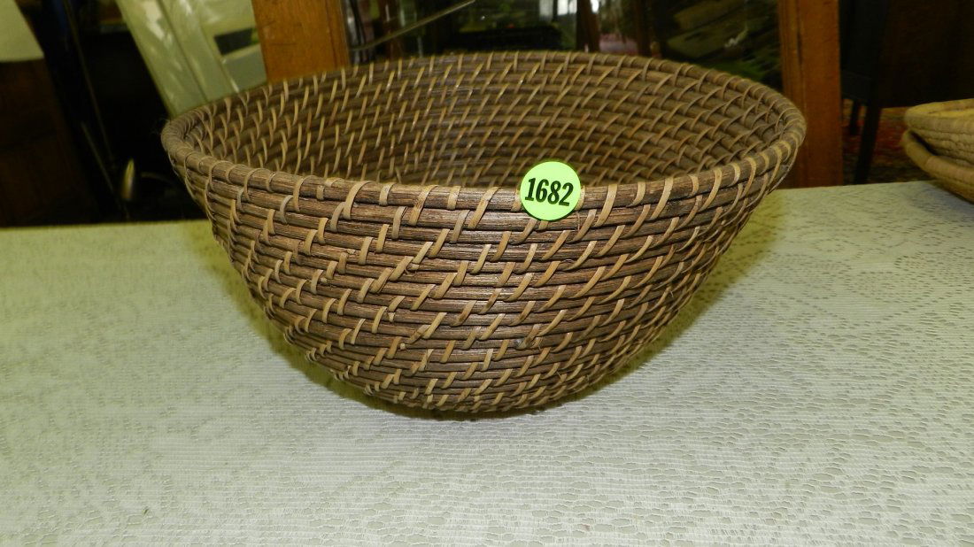 nice Native American handmade basket / bowl