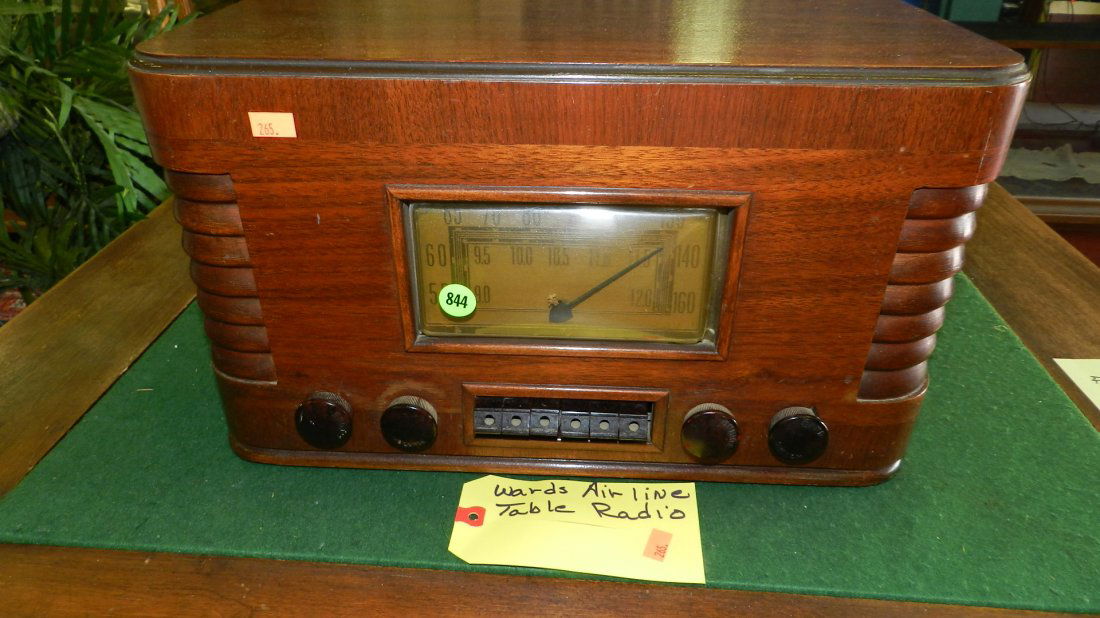 vintage Ward's Airline table top model radio: vintage Ward's Airline table top model radio