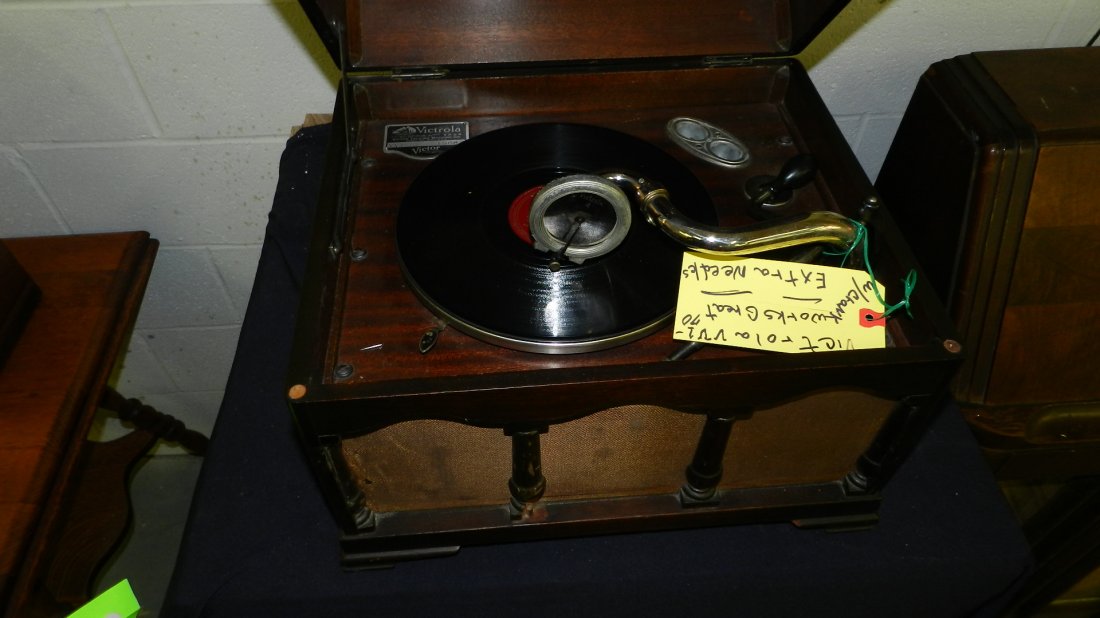 wonderful working Victrola table top phonograph: wonderful working Victrola table top phonograph