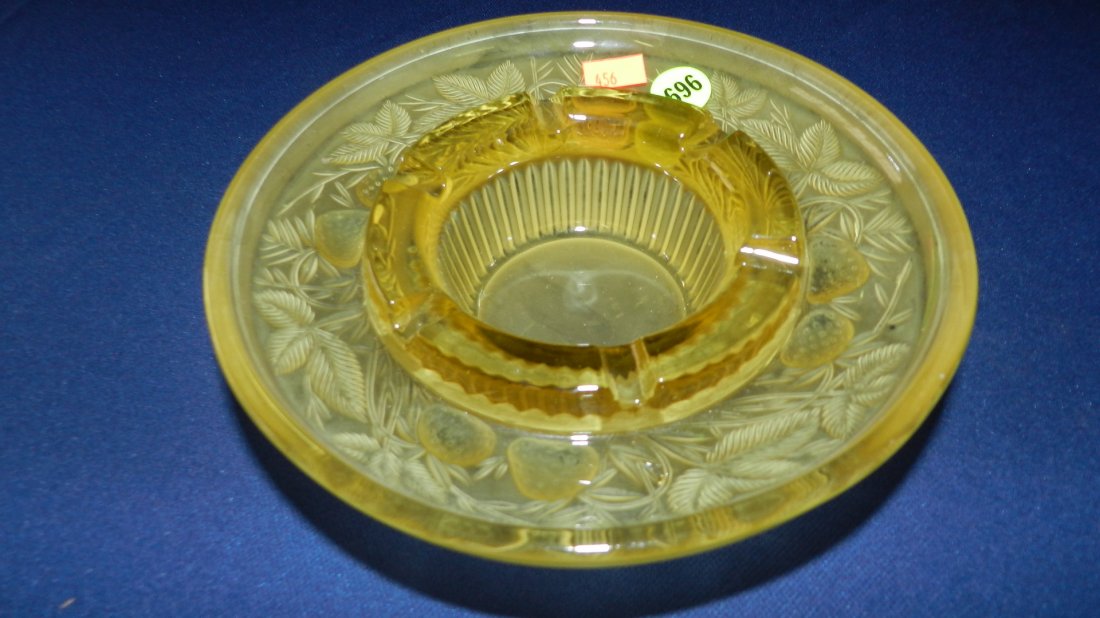 vintage Lalique style (unsigned) ashtray with flor: vintage Lalique style (unsigned) ashtray with floral design
