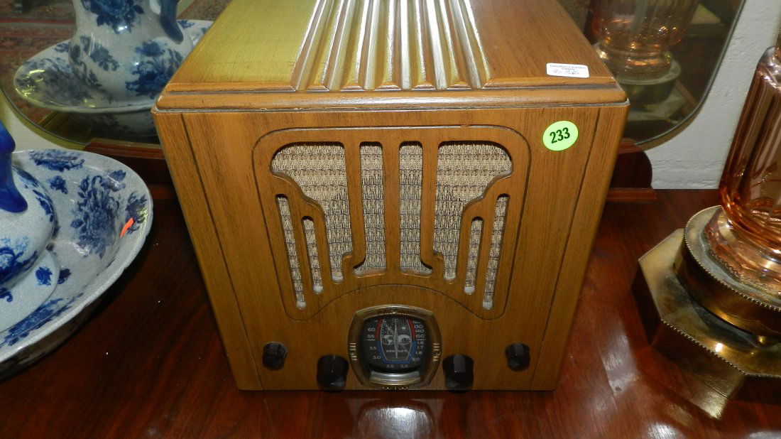 vintage table top radio: vintage table top radio