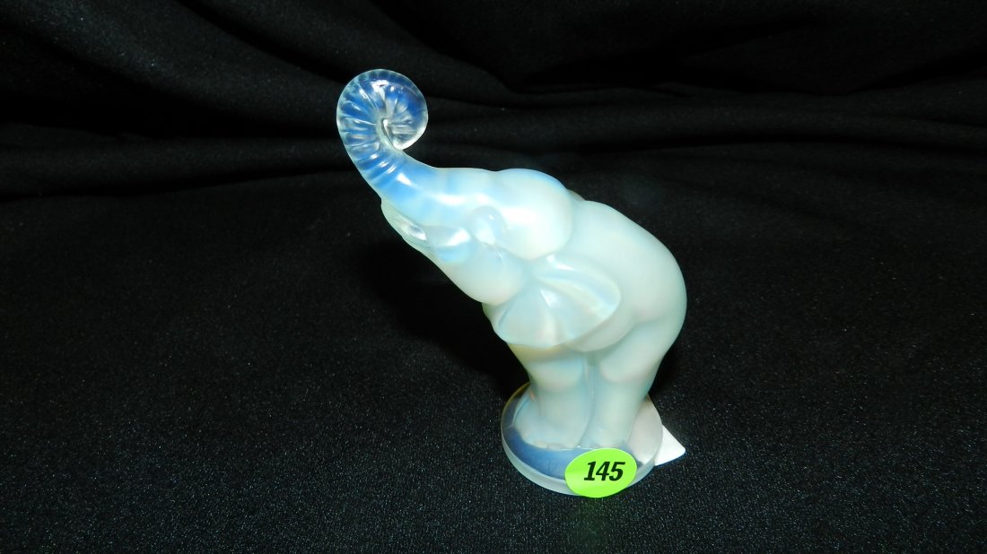 original signed Sabino Paris opalescent glass Elephant: original signed Sabino Paris opalescent glass Elephant cond Vg 4 1/2