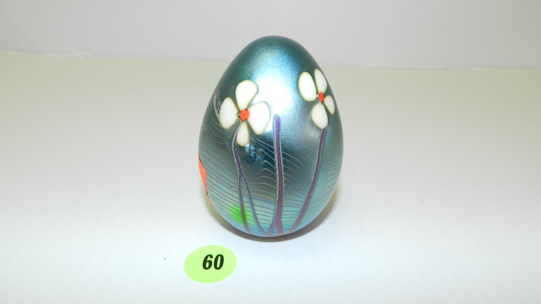 (744) Vintage signed Orient & Flume, Art glass, egg pap: (744) Vintage signed Orient & Flume, Art glass, egg paperweight, with flower design. COND. VG 3"