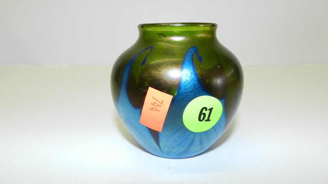 (744) Vintage signed Orient & Flume, Art glass vase, wi: (744) Vintage signed Orient & Flume, Art glass vase, with pulled feather design. COND. VG 3"