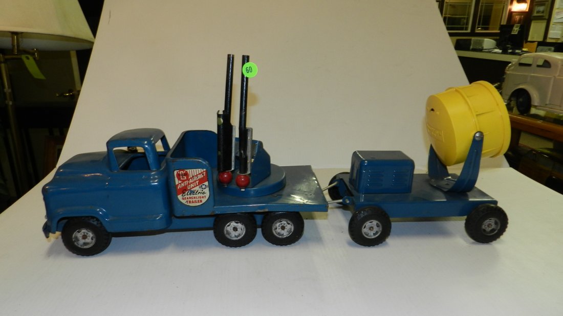 2 pc vintage Buddy L metal anti-aircraft unit truck and: 2 pc vintage Buddy L metal anti-aircraft unit truck and electric searchlight trailer (light untested) cannon's work.