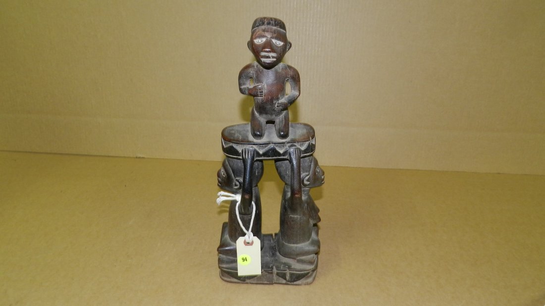 687) African carved mother and father figures, holding: 687) African carved mother and father figures, holding kneeling child figure. From DR Congo. COND G, 15 x 6