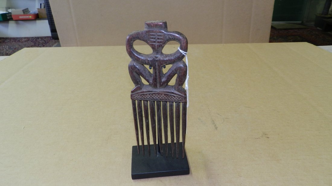 5799) Central African carved comb. 9" w/stand: 5799) Central African carved comb. 9" w/stand