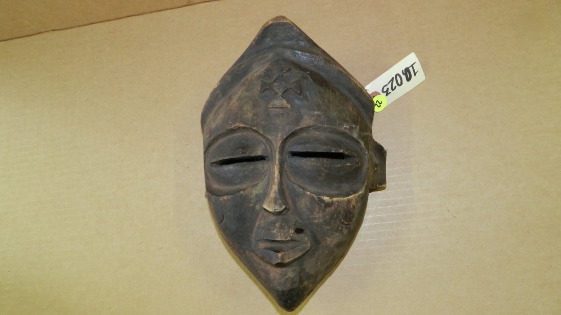 10023) Central African carved mask. 10 1/4 x 7 1/4 x 4: 10023) Central African carved mask. 10 1/4 x 7 1/4 x 4