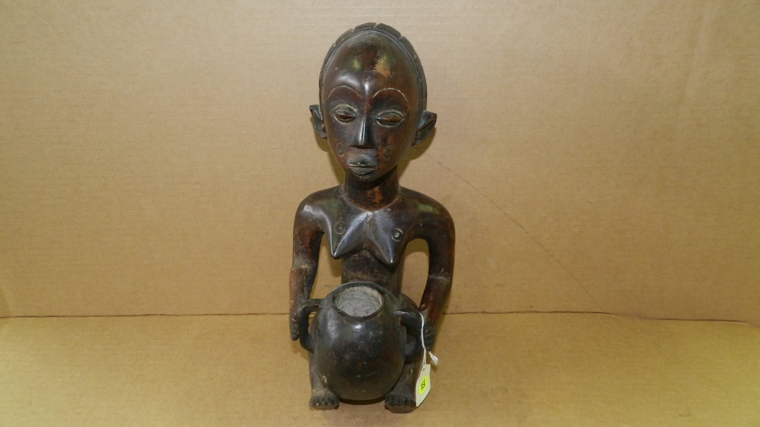 9294) African carved Luba bowl bearer, from DR Congo.: 9294) African carved Luba bowl bearer, from DR Congo. 15"