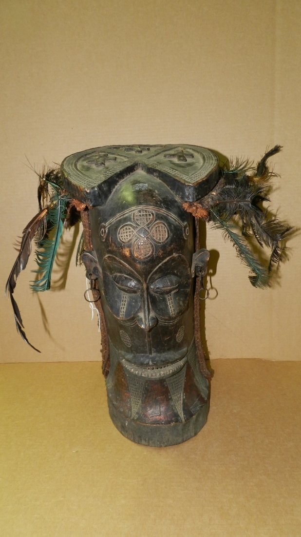 660) Amazing African hand carved CHOKWE STYLE CARVING: 660) Amazing African hand carved CHOKWE STYLE CARVING OF A LARGE HEAD. Blackened wood with attached woven fiber and feathers. Height 20 inches. In good condition, appropriate for age, origin, and medi
