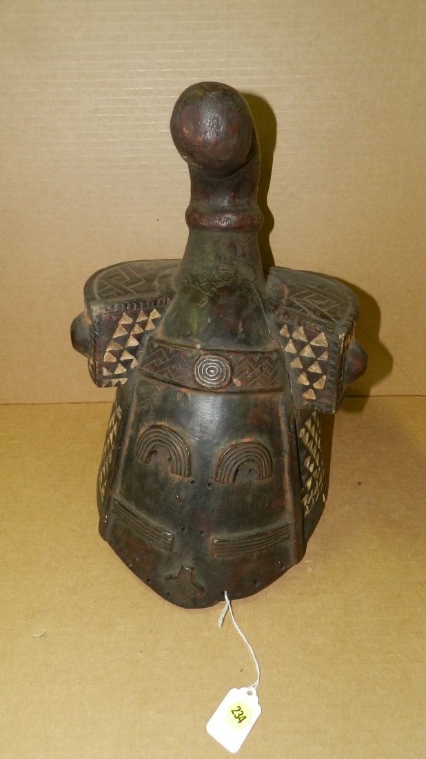 3401) African carved Kuba helmet mask, 17 x 9 x 9: 3401) African carved Kuba helmet mask, from DR CONGO.17 x 9 x 9