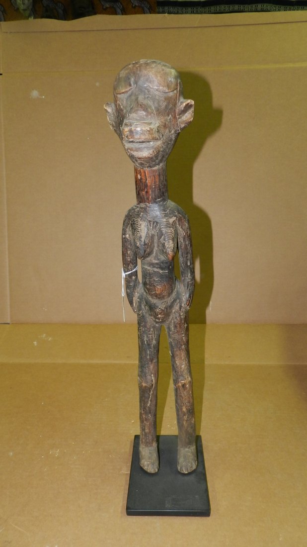 5136) East African carved standing female figure. 25" w: 5136) East African carved standing female figure. 25" w/stand