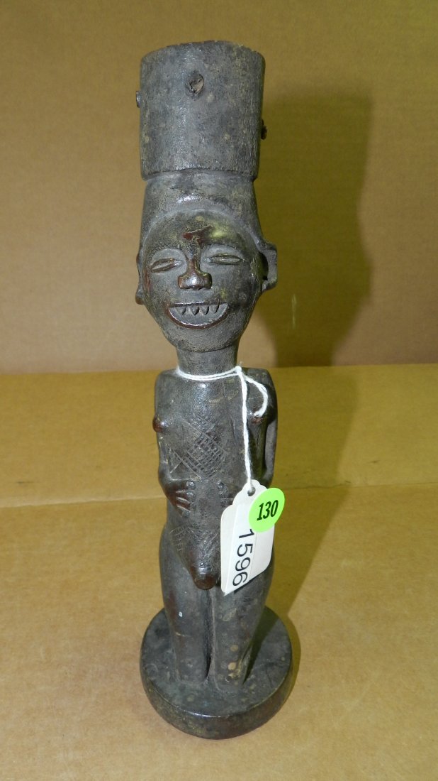 1596) African carved kneeling female figure w/hat or ve: 1596) African carved kneeling female figure w/hat or vessel on top 10"