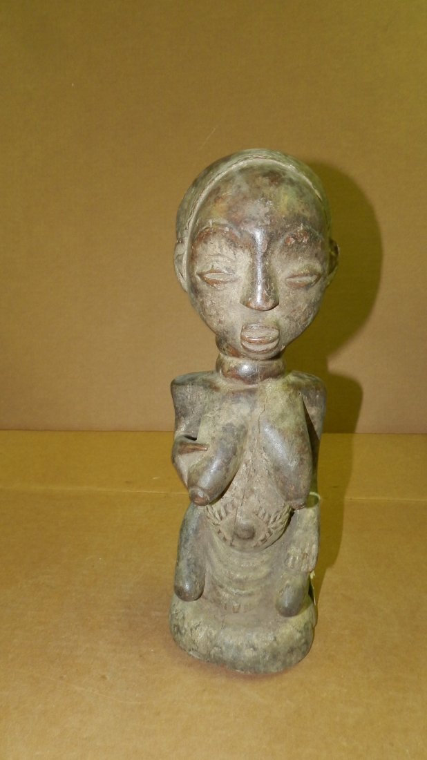 9269) African carved Luba female kneeling figure on ped: 9269) African carved Luba female kneeling figure on pedestal DR Congo, 16"