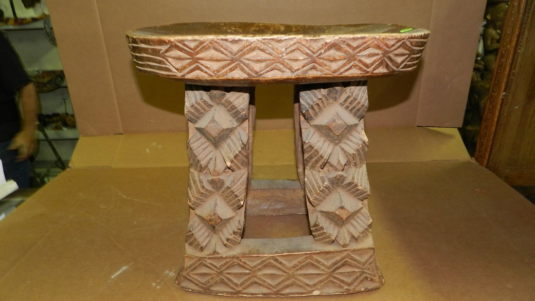 6656) hand carved West African stool 18": 6656) hand carved West African stool 18"