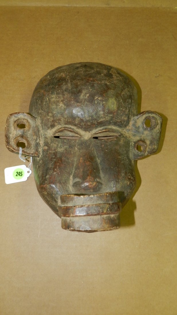 895.2) East African carved Makua mask: 895.2) East African carved Makua mask with protruding lips and labrets. 10 1/2"