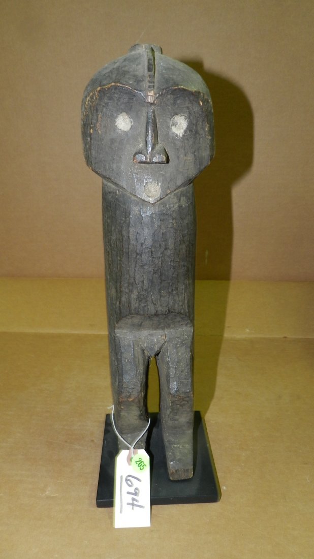 694) African carved standing abstract male figure. Zand: 694) African carved standing abstract male figure. Zande, DR Congo. Blackened wood w/white pigment on eyes and mouth, mounted to a base. 17"