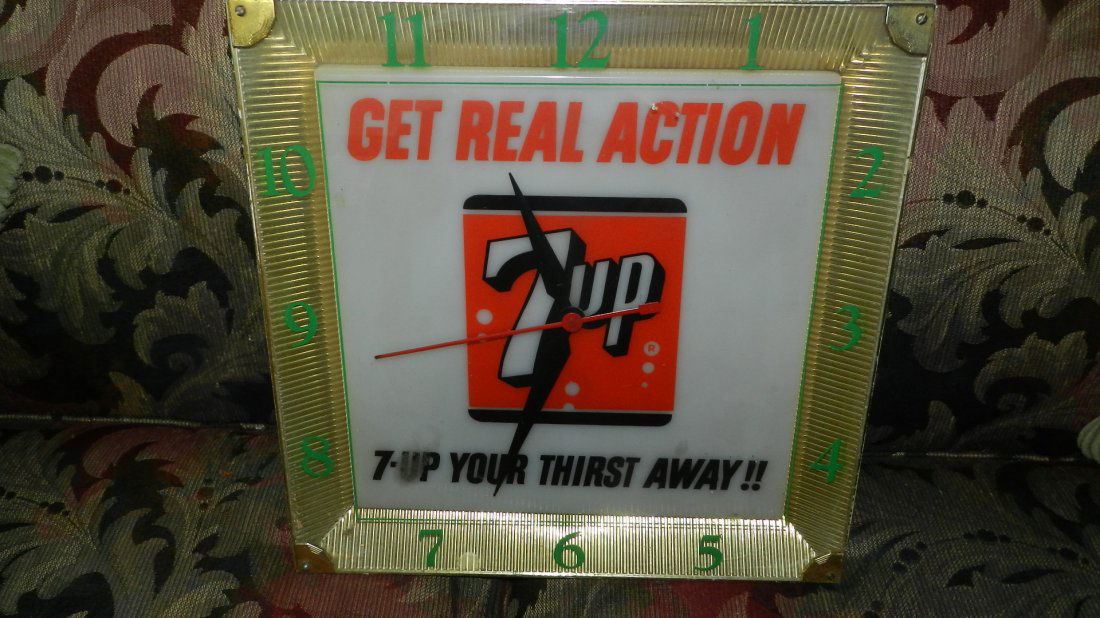 vintage lighted 7UP advertising wall clock, cond G has: vintage lighted 7UP advertising wall clock, cond G has minor crack to corner (we'll glue) runs