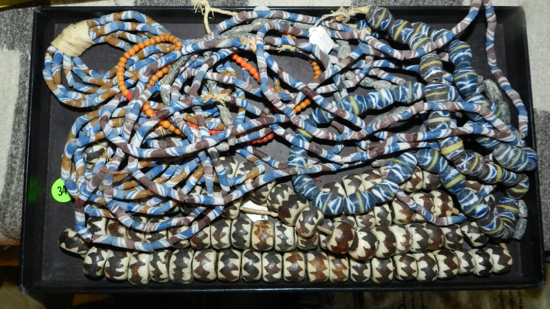 tray of loose African trade beads, no tray: tray of loose African trade beads, no tray