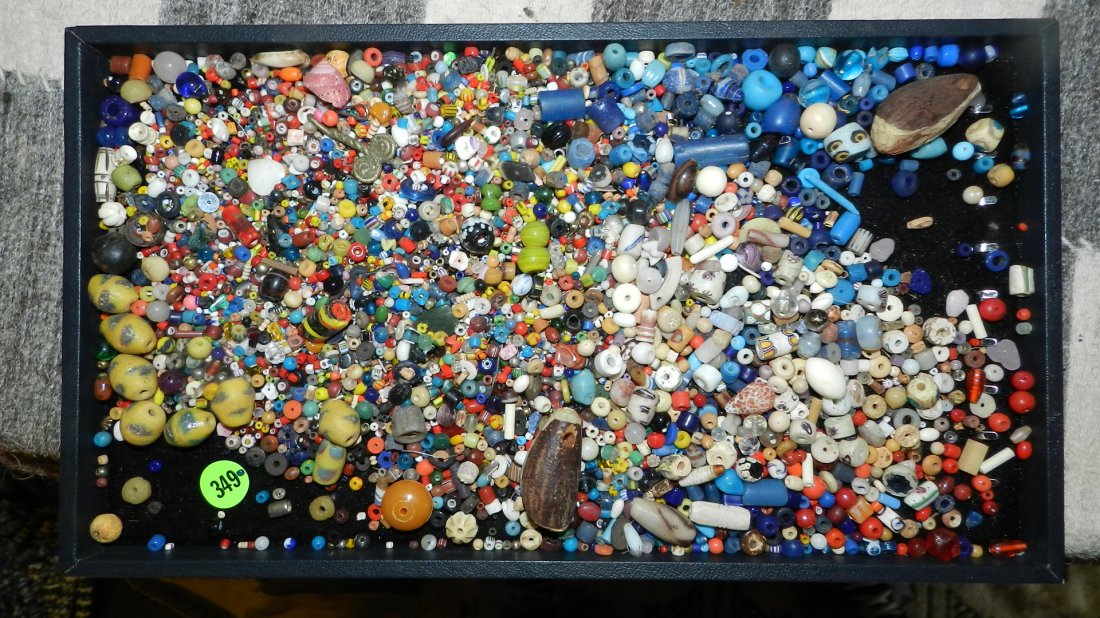tray of loose African trade beads, no tray: tray of loose African trade beads, no tray