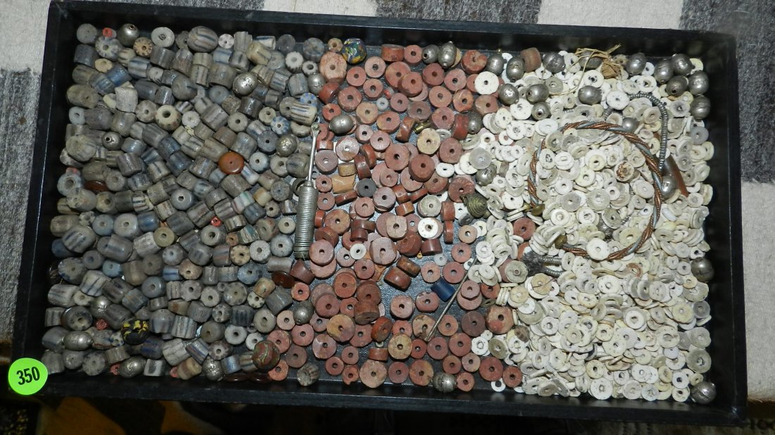 tray of loose African trade beads, no tray: tray of loose African trade beads, no tray