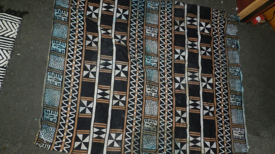 18016) Hand printed African textile. 45 x 37: 18016) Hand printed African textile. 45 x 37