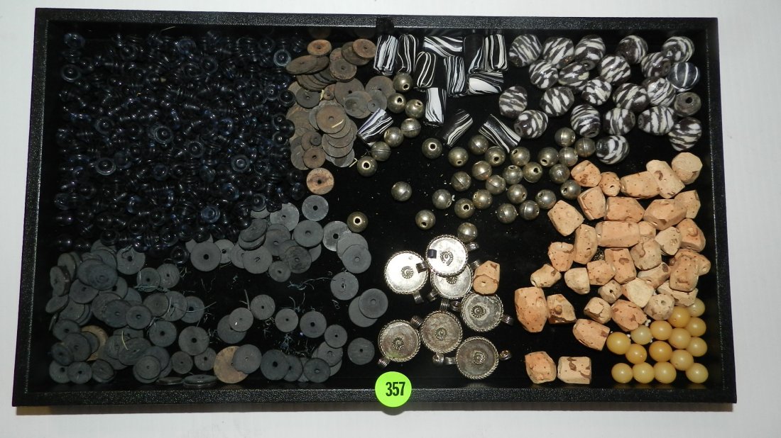 nice selection of African trade beads (box full) no: nice selection of African trade beads (box full) no tray