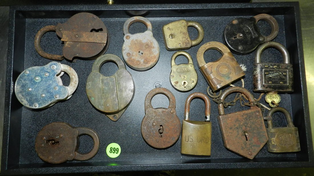 tray of antique / vintage pad locks (no tray): tray of antique / vintage pad locks (no tray)