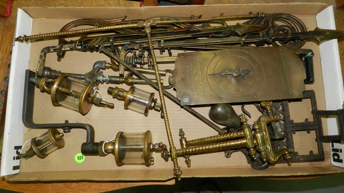 box of brass items / hardware etc: box of brass items / hardware etc