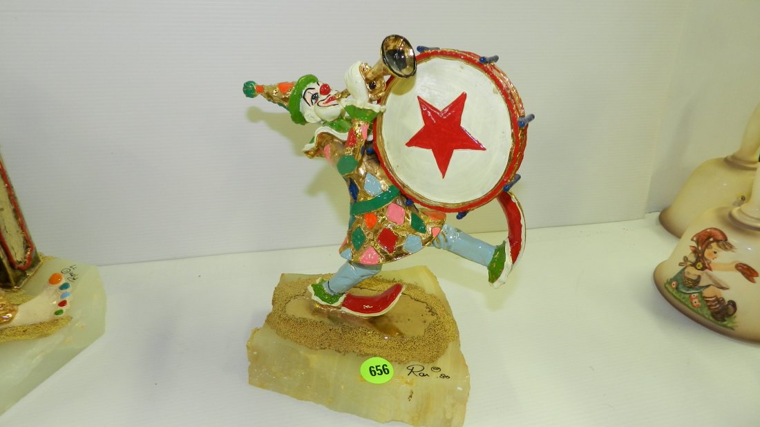 Original signed Ron Lee Clown Figurine / sculpture on: Original signed Ron Lee Clown Figurine / sculpture on marble base one man band, foot as seen