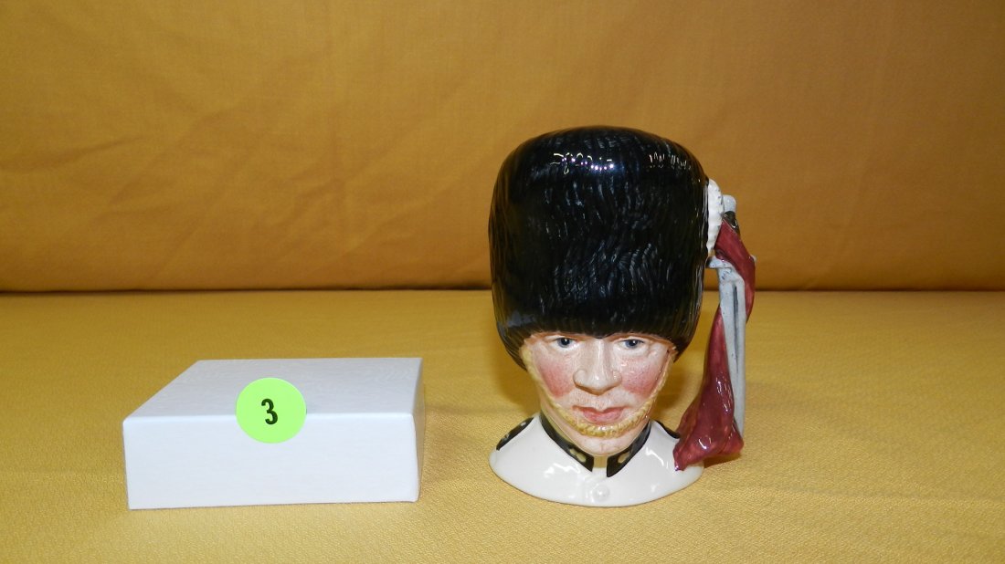Royal Doulton The Guardsman small mug D6771, signed (1 of 7)
