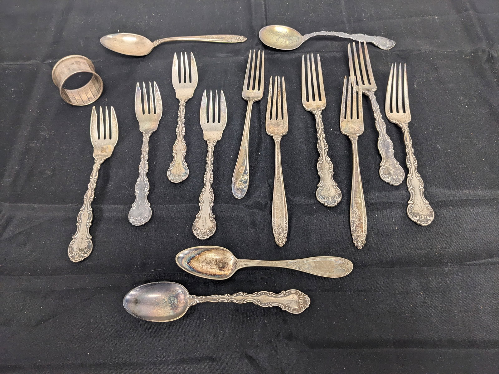 Sterling Silver Cutlery: Assorted sterling silver cutlery, total weight 610 g. 14 pieces of cutlery and one napkin ring