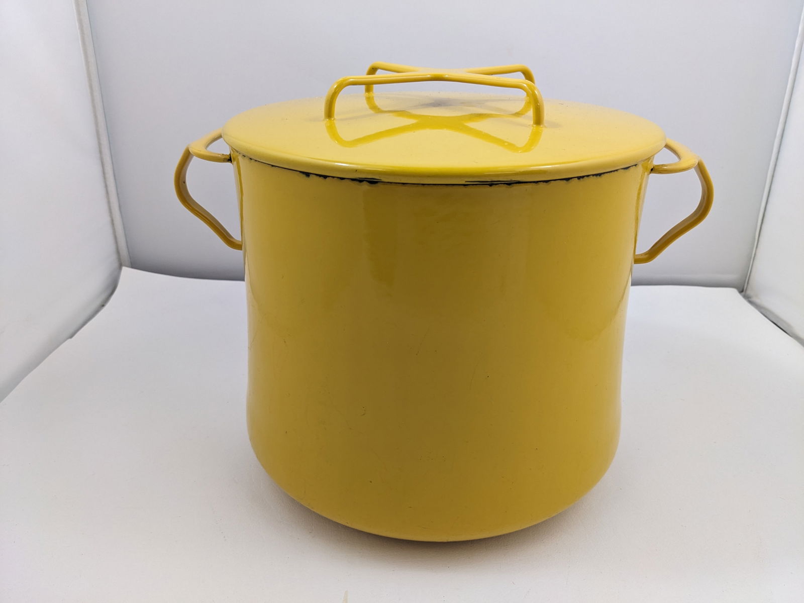 Jens Quistgaard Yellow Dansk Kobenstyle 8 Qt stockpot: Jens Quistgaard Yellow Dansk Kobenstyle 8 Qt stockpot. Chip on lid.