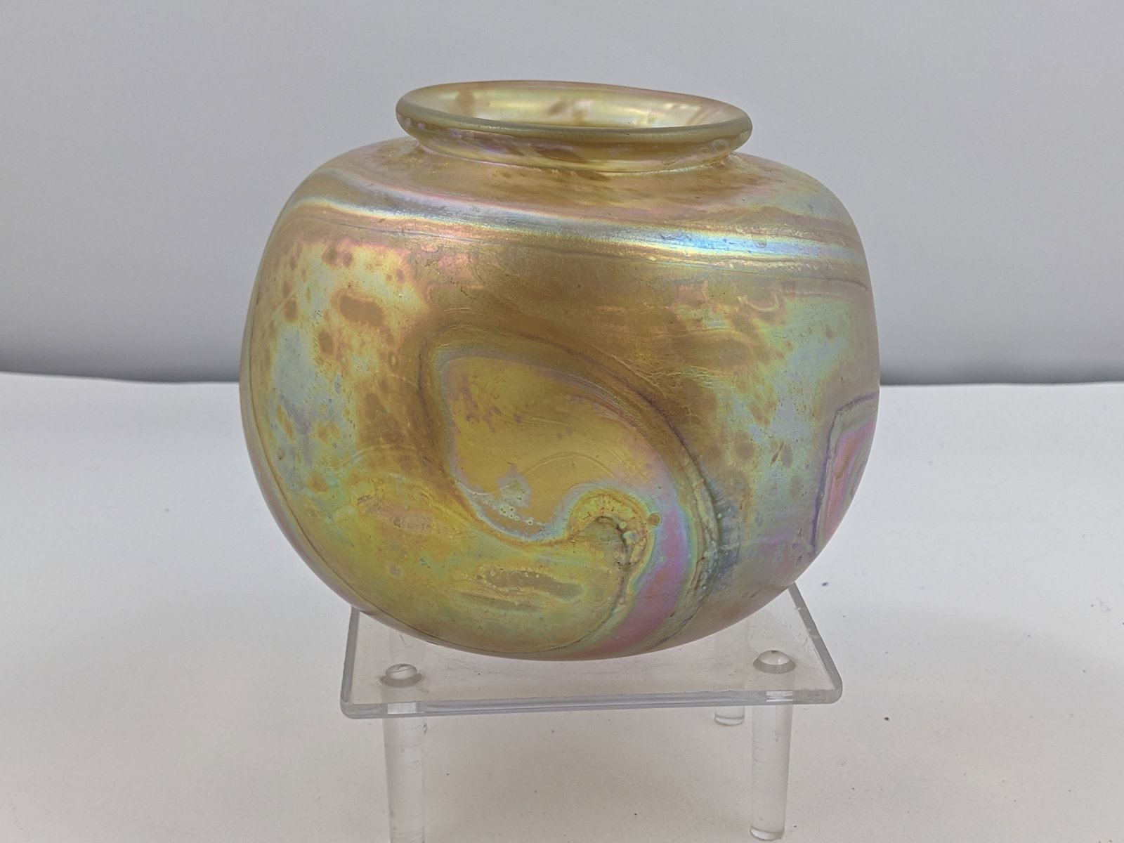 Robert Eickholt Favrile signed Art Glass: R. Eickholt signed favrile Art Glass 6 inch Diameter 5 inch height signed1979