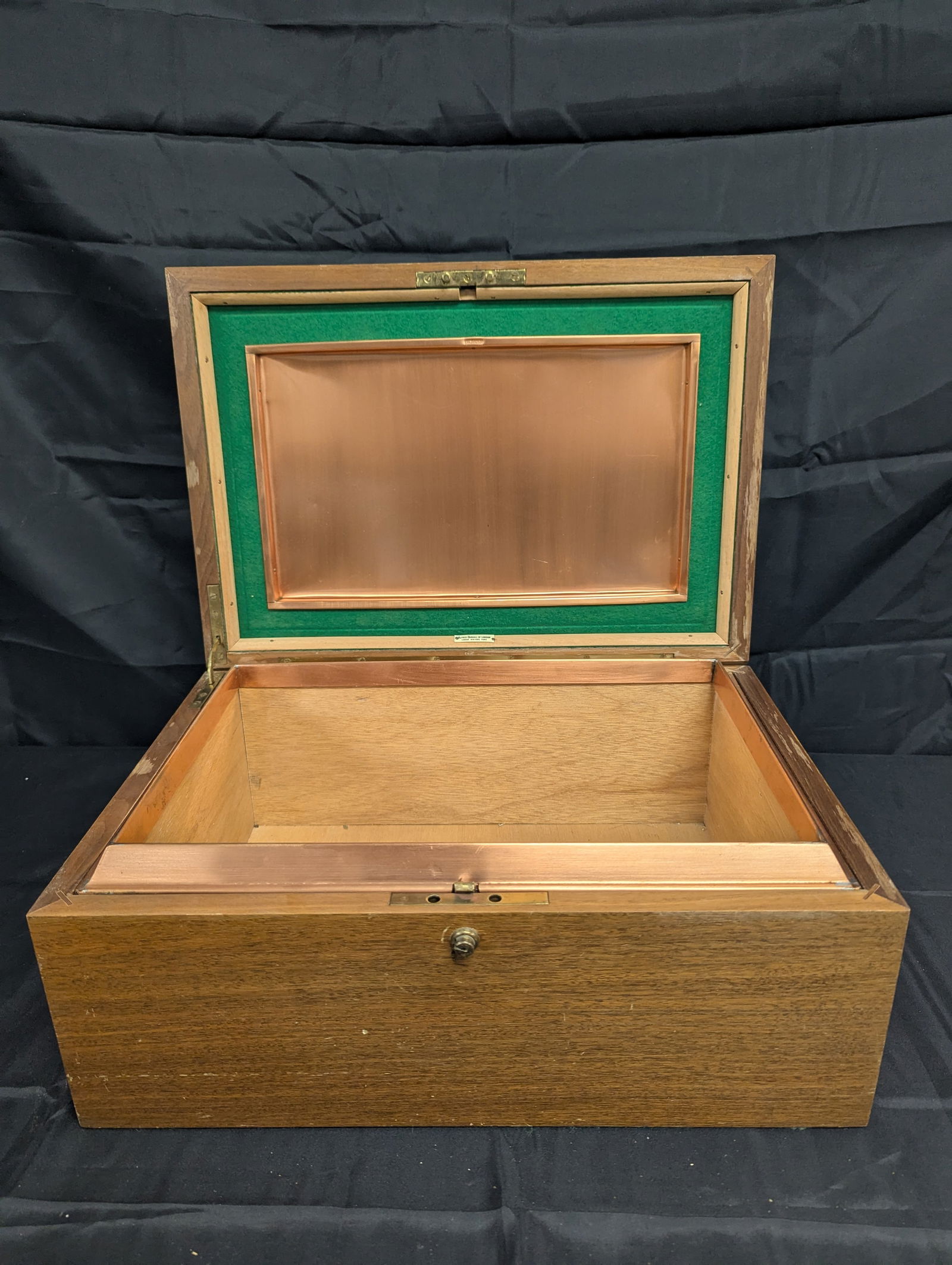 Vintage Alfred Dunhill of London humidor: Vintage Alfred Dunhill of London humidorWalnut16.5x11.5x8Elegant mid-century wooden humidor by Alfred Dunhill of London, featuring a brass inlay logo, felt-lined interior, and original nameplate (Lond