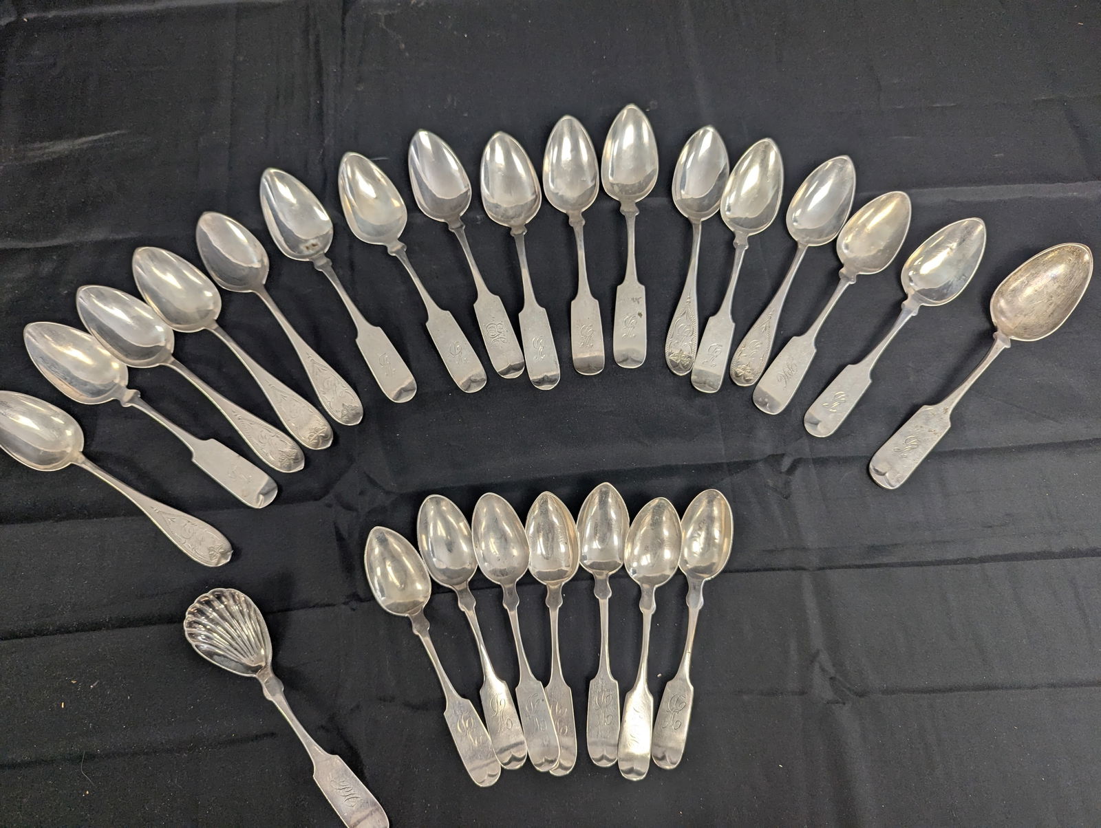 25 coin silver spoons 785 grams (1 of 8)