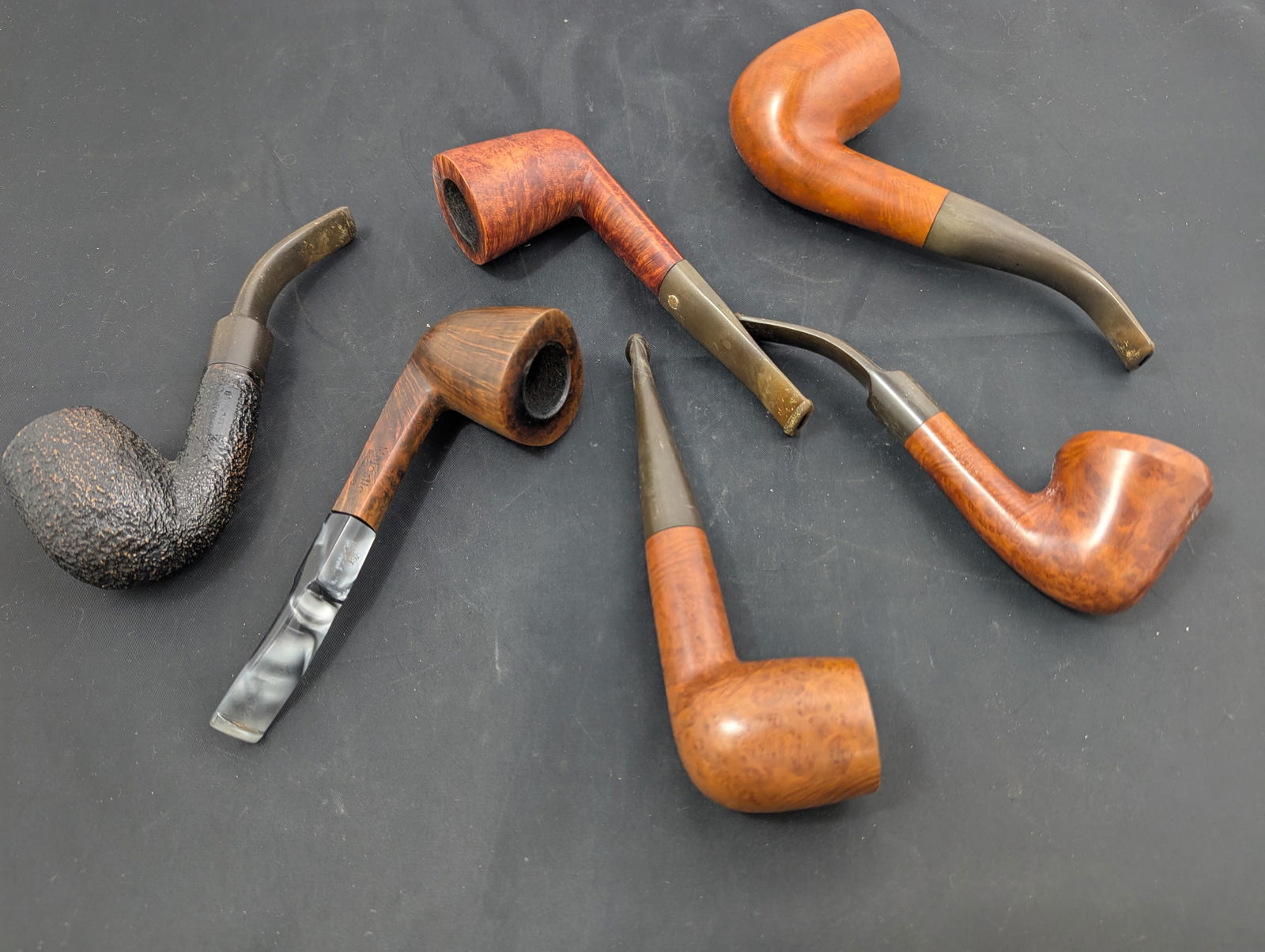 Six vintage wooden pipes and one pipe holder. (1 of 17)
