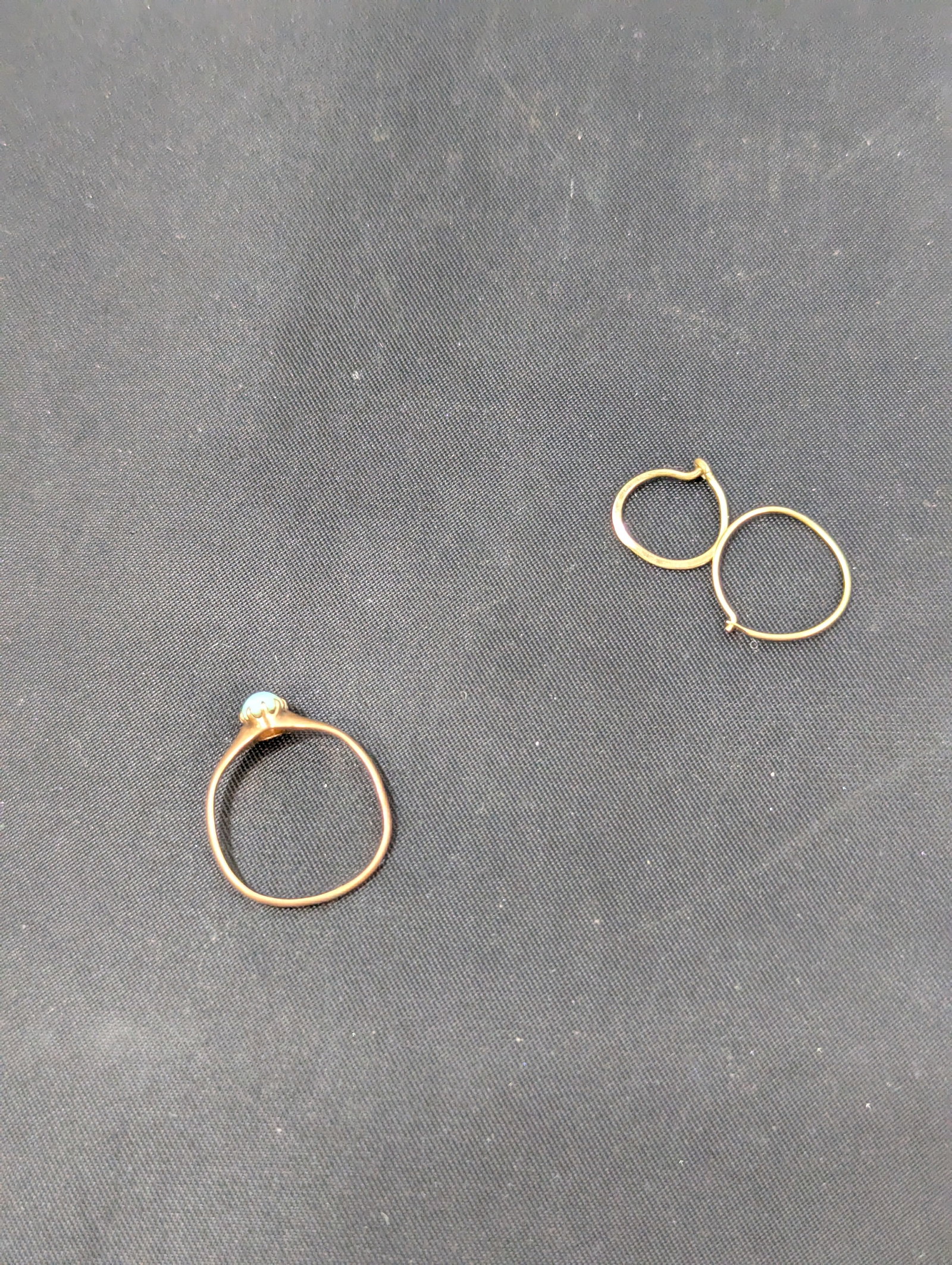 10 k jewelry unmarked tested on outside, 1 ring and 2 earrings 1.3 grams with stone: 10k unmarked jewelry, tested on outside, 1 ring 2 earrings 1.3 grams with stone, opal ? size 6